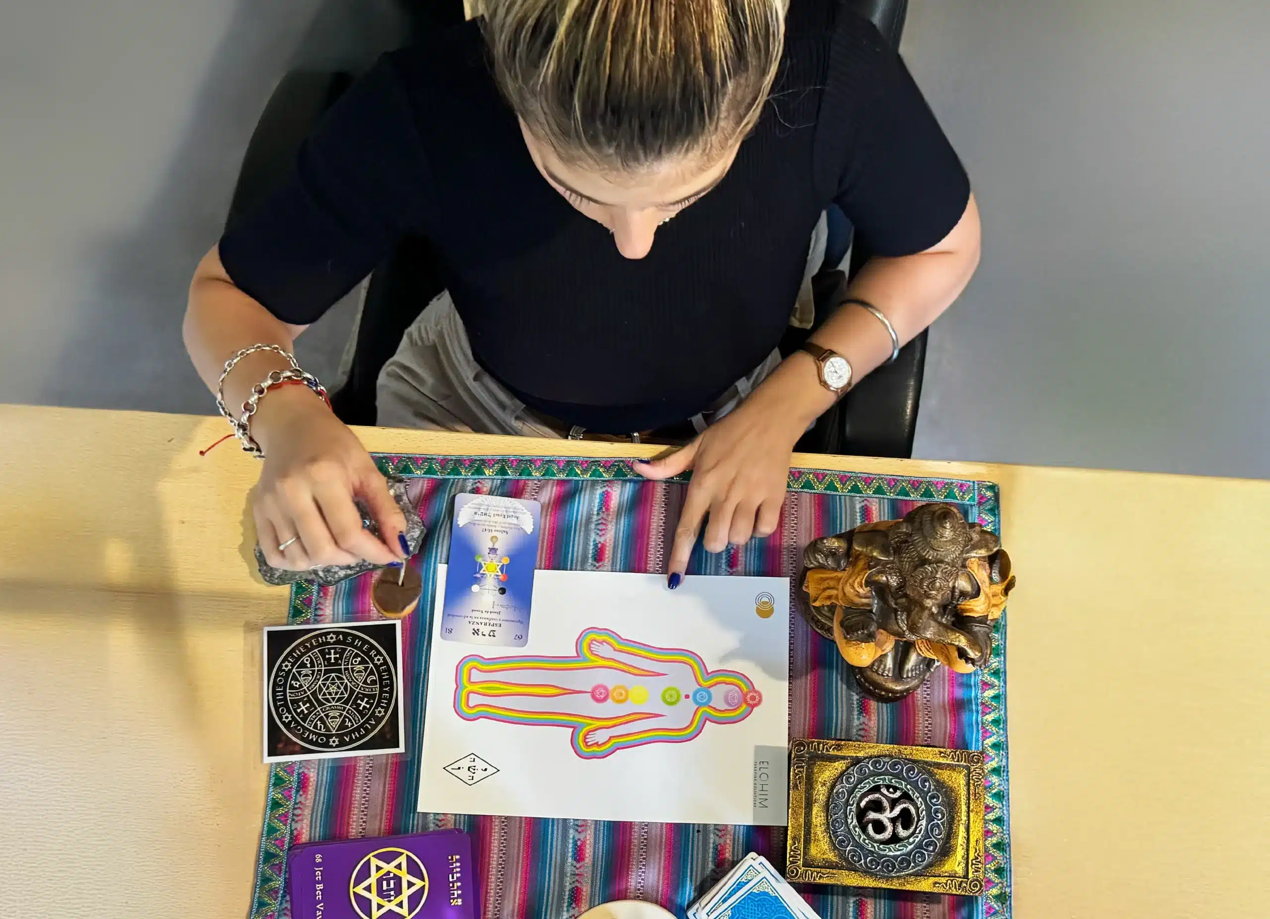 ANATOMIA DEL BIOCAMPO – Claves prácticas para comprender y regular tus chakras y aura en la vida cotidiana.